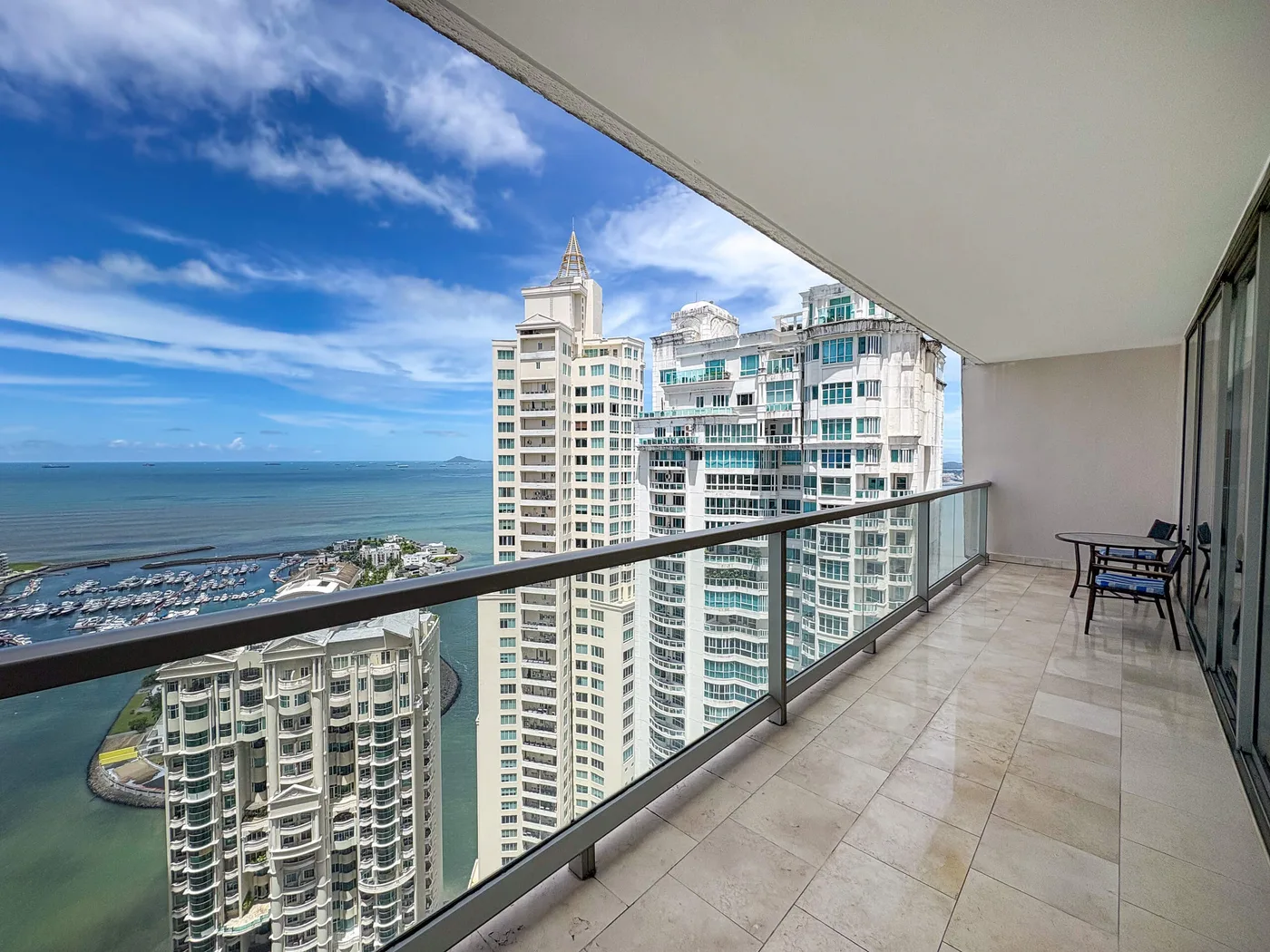Condominio de planta alta en Punta Pacífica